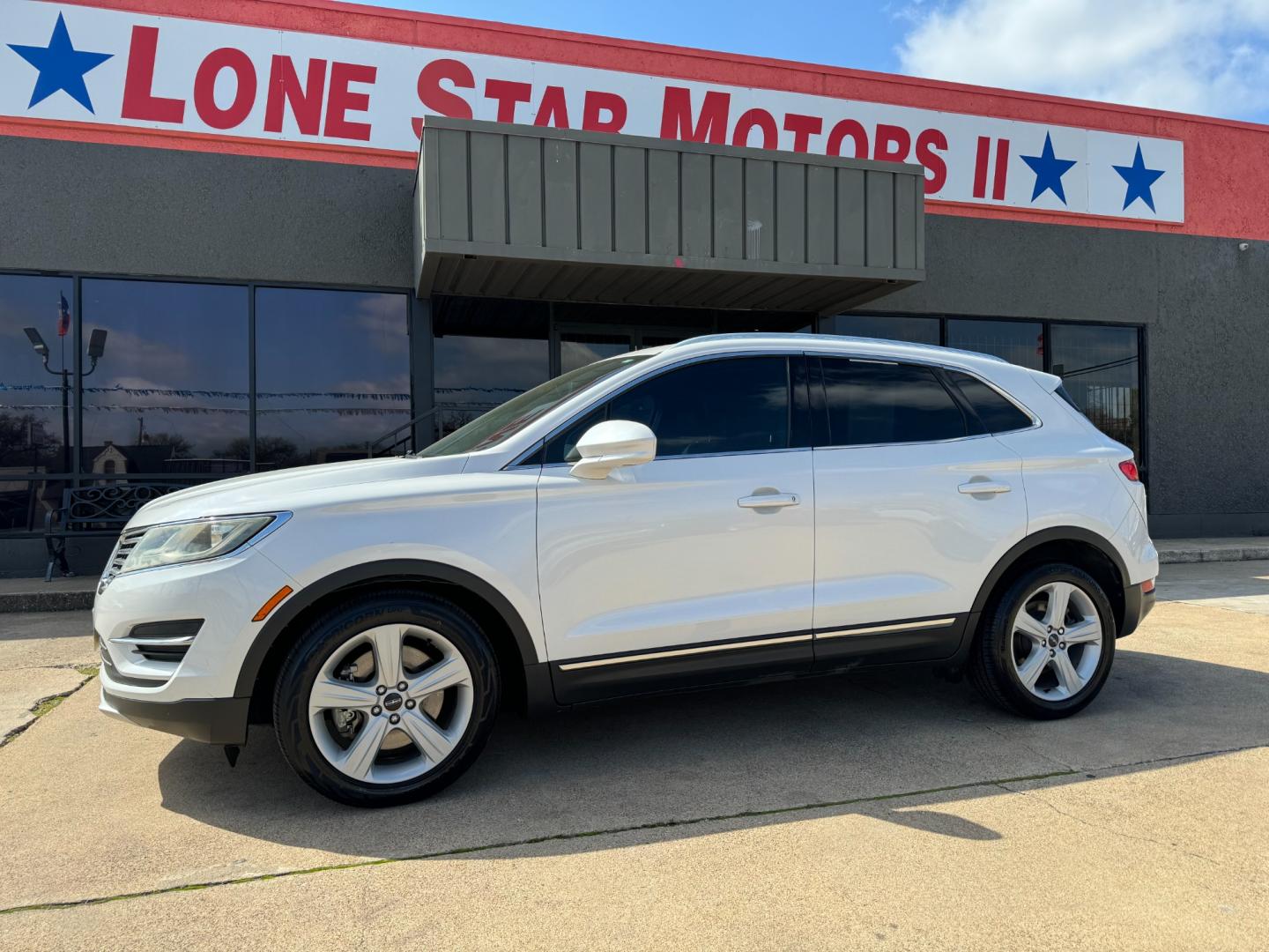 2015 WHITE LINCOLN MKC BASE (5LMCJ1A94FU) , located at 5900 E. Lancaster Ave., Fort Worth, TX, 76112, (817) 457-5456, 0.000000, 0.000000 - Photo#0